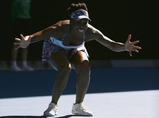Americká tenistka Venus Williamsová slaví postup do finále dvouhry na Australian Open