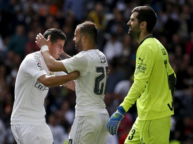 Fotbalisté Realu Madrid Jesé a James Rodríguez (vlevo) slaví gól proti Eibaru. Vpravo je zklamaný brankář hostů Asier Riesgo.