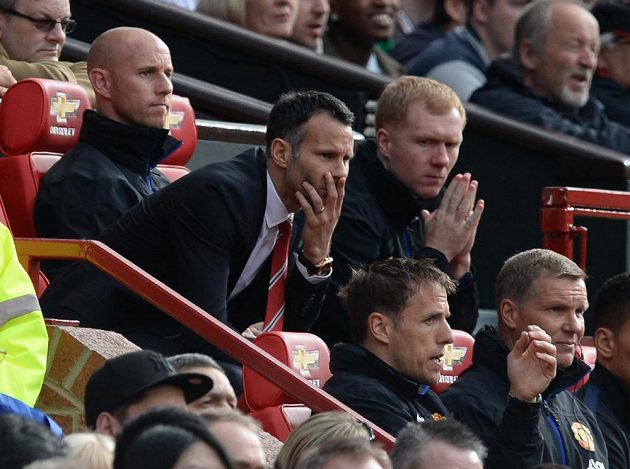 Kouč Rudých ďáblů Ryan Giggs (uprostřed) a jeho asistenti Nicky Butt (vlevo), Paul Scholes (vpravo) a Phil Jones (vlevo dole).