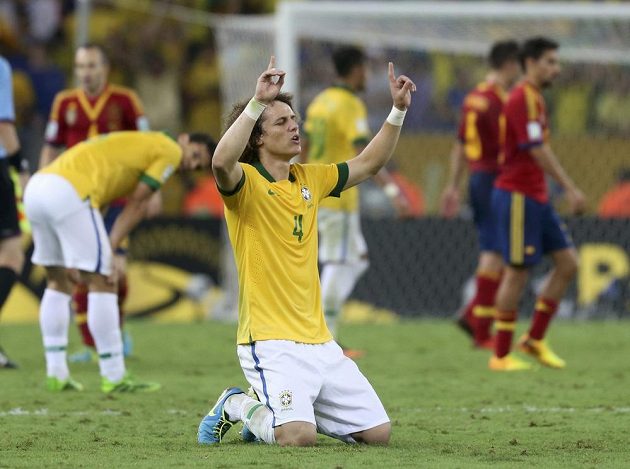 Brazilec David Luiz se raduje z vítězství ve finále Poháru FIFA proti Španělsku.