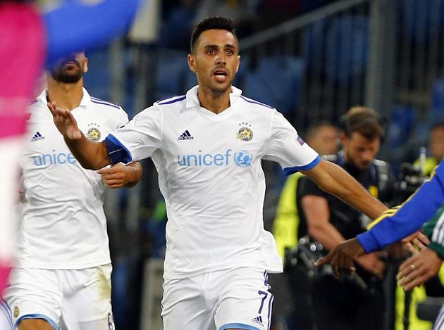 Útočník Maccabi Tel Aviv Eran Zahavi se raduje z gólu proti Basileji v úvodním duelu play off Ligy mistrů.