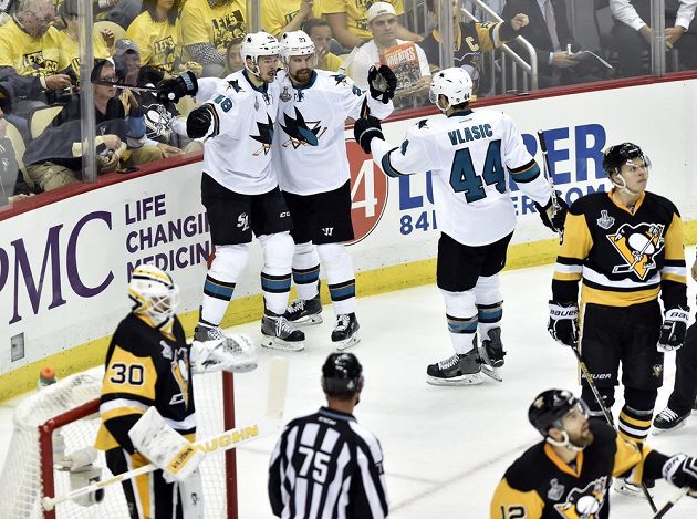 Tomáš Hertl (vlevo), Joonas Donskoi (27) a Marc-Edouard Vlasic (44) se radují z trefy českého útočníka v prvním finále play off NHL na ledě Pittsburghu.