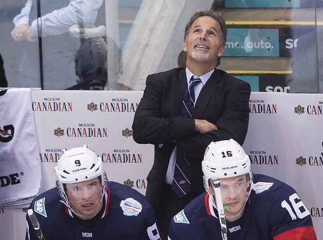 Trenér USA John Tortorella (pod ním sedí na střídačce Zach Parise (vlevo) a James van Riemsdyk) zatím na Světovém poháru se svým výběrem nezískal ani bod.