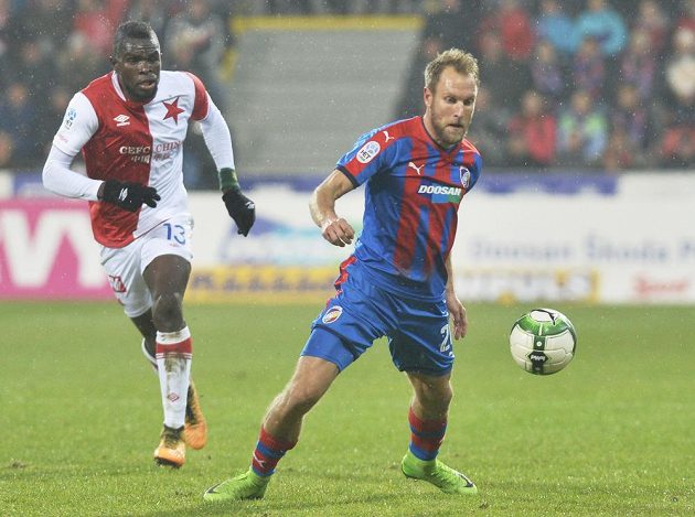 Michael Ngadeu Ngadjui ze Slavie stíhá plzeňského hrdinu Daniela Koláře ve šlágru 13. kola ligy.