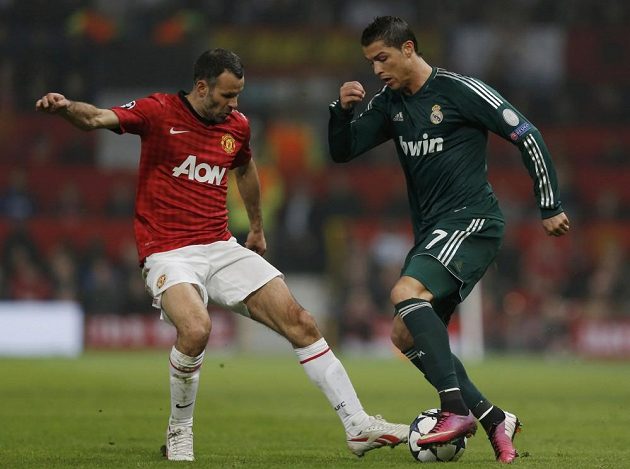 Ryan Giggs z Manchesteru United (vlevo) brání svého někdejšího spoluhráče Cristiana Ronalda, který obléká dres Realu Madrid.