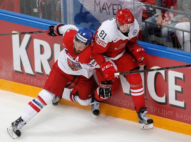 Michal Kempný (vlevo) se snaží zastavit unikajícího dánského rychlíka Larse Ellera.