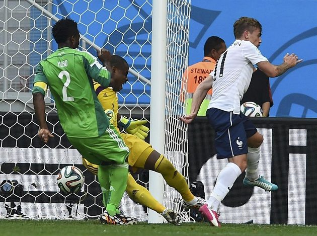 Nigerijský kapitán Joseph Yobo si po centru Antoina Griezmanna (vpravo) nešťastně srazil míč do vlastní sítě.