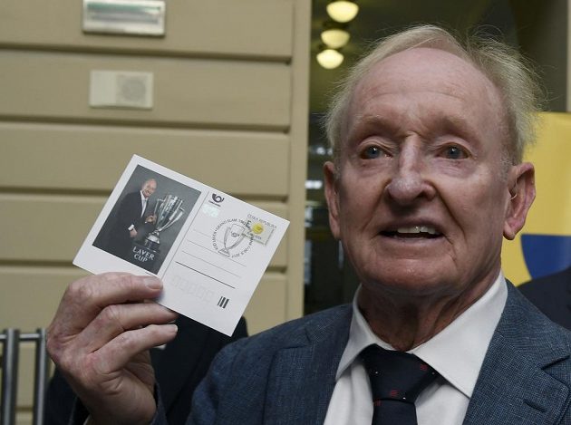 Bývalý australský tenista Rod Laver představil korespondenční lístek se svým portrétem.