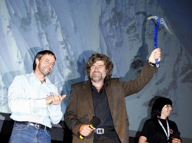 Pavel Bém (vlevo) na archivním snímku při festivalu alpinismu v Praze se slavným Reinholdem Messnerem.