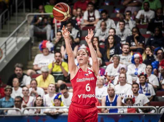 Karolína Elhotová při střelbě.
