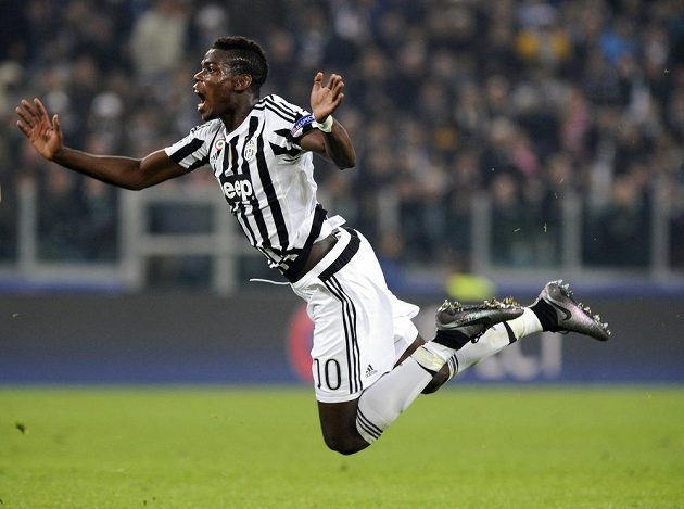 Vzduchem plachtí Paul Pogba z Juventusu v souboji Champions League s Mönchengladbachem.