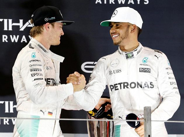 Smír rivalů...? Nico Rosberg (vlevo) přebírá mistrovské žezlo od Lewise Hamiltona.