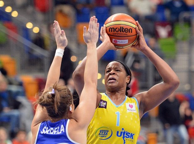 Basketbalistka USK Praha Kia Vaughnová (vpravo) v utkání 7. kola Evropské ligy proti Montpellier.