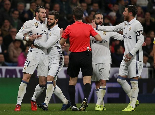 Gareth Bale z Realu Madrid viděl červenou kartu a rozhodčímu to hodlal vysvětlit zblízka z očí do očí. Krotit ho museli spoluhráči.