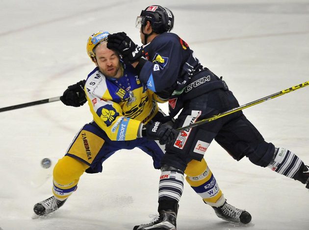 Tomáš Žižka ze Zlína (vlevo) a Dominik Lakatoš z Liberce v utkání 37. kola extraligy.