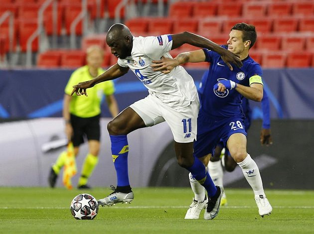 Fotbalista Moussa Marega z FC Porto v akci během odvetného čtvrtfinále Ligy mistrů, soupeřem mu je v souboji s Cesarem Azpilicuetou z Chelsea.