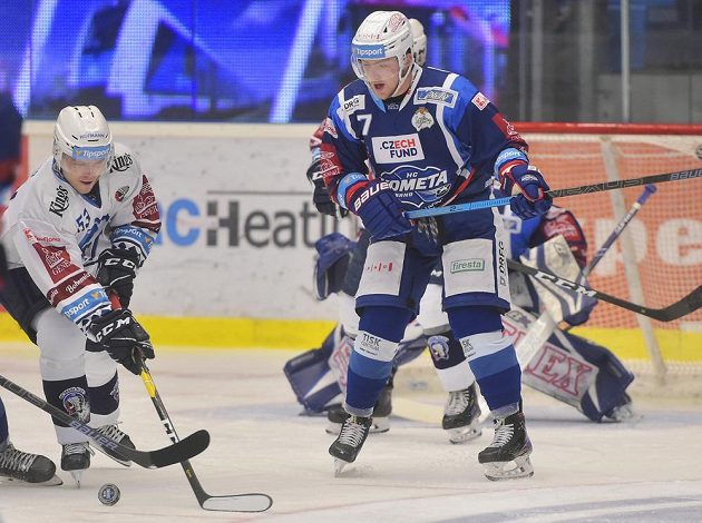 Vojtěch Němec z Plzně a Tomáš Bartejs z Brna v akci během extraligového zápasu.