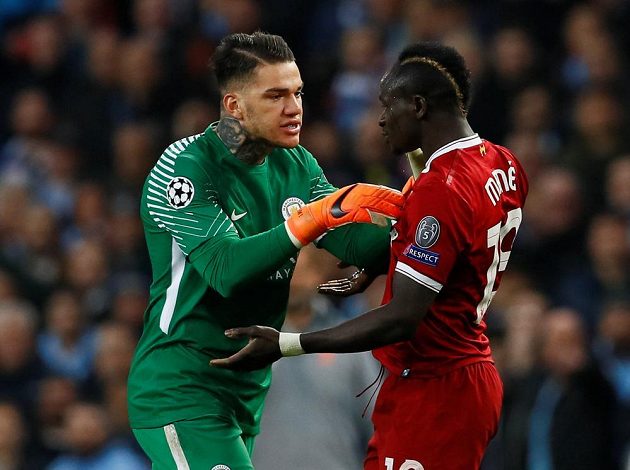 Brankář Manchesteru City Ederson se pustil do liverpoolského tvrďáka Sadia Maného v odvetném čtvrtfinále Ligy mistrů.