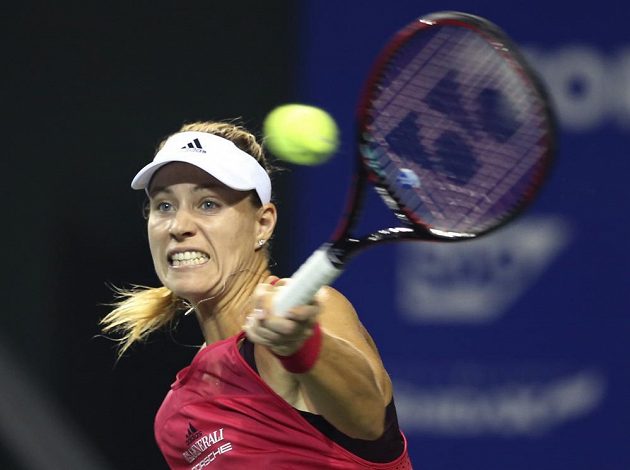 Tenistka Karolína Plíšková prohrála ve čtvrtfinále na turnaji v Tokiu duel bývalých světových jedniček, Němce Angelique Kerberové (na snímku) podlehla 6:7, 5:7.