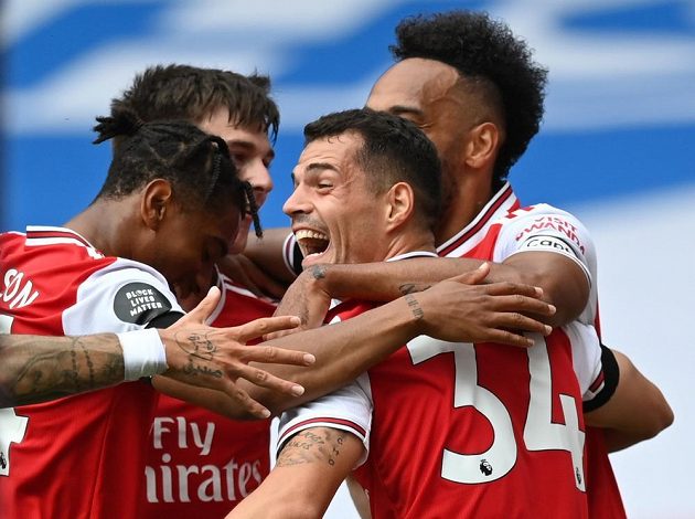 Fotbalista Arsenalu Granit Xhaka slaví se spoluhráči gól v utkání Premier League.