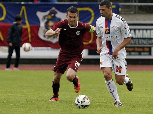 Fotbalisté Sparty zakončili své letní soustředění v německém Rottachu utkáním proti švýcarské Basileji. Na snímku sparťan David Lafata (vlevo) a Marek Suchý, český zadák švýcarského celku.