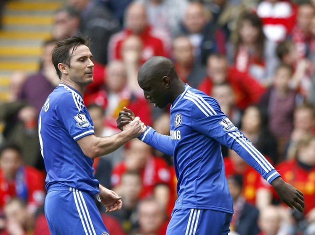 Útočník Chelsea Demba Ba (vpravo) a jeho spoluhráč Frank Lampard se radují z vedoucího gólu senegalského útočníka na půdě Liverpoolu.