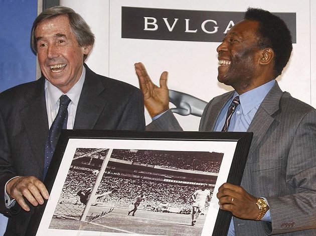 Bývalý gólman anglické fotbalové reprezentace Gordon Banks na snímku s legendárním Brazilcem Pelém. Banks zemřel v 81 letech.