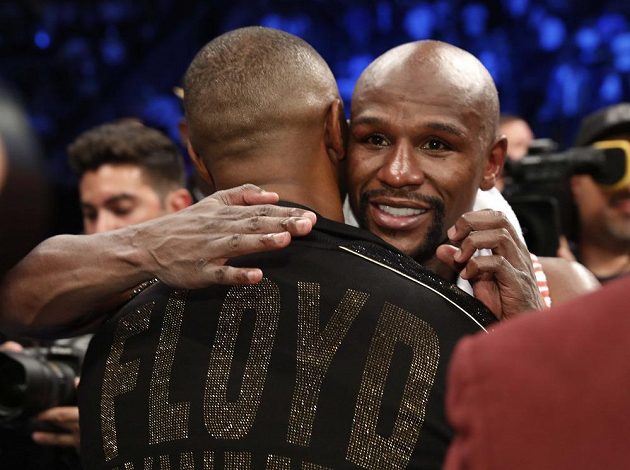 Floyd Mayweather Jr. vs Conor McGregor. Táta gratuluje synovi, právě přepsal historii, vyhrál 50. zápas v kariéře, nikdy neprohrál.