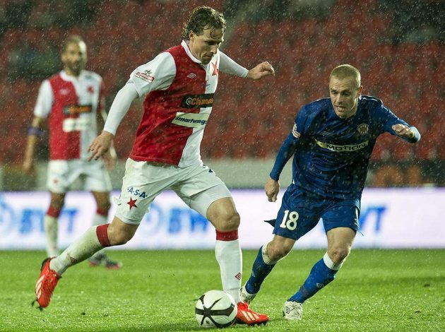 Mario Lička ze Slavie (vlevo) drží míč před záložníkem Zbrojovky Romanem Fischerem.
