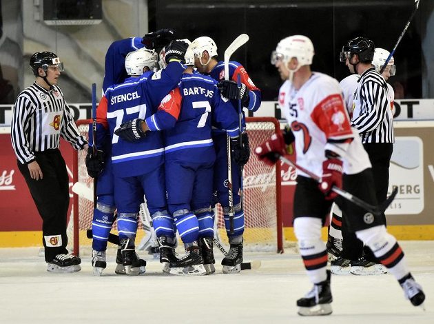 Hráči Brna se radují z gólu proti Jyväskylä v odvetě čtvrtfinále play off hokejové Ligy mistrů.