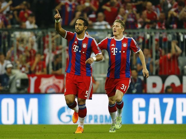 Mehdi Benatia (vlevo) dal vedoucí gól Bayernu proti Barceloně v odvetě semifinále LM a raduje se z něj s Bastianem Schweinsteigerem.