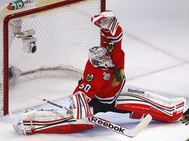 Chicagský brankář Corey Crawford zasahuje během úvodního finále Stanleyova poháru proti Bostonu.