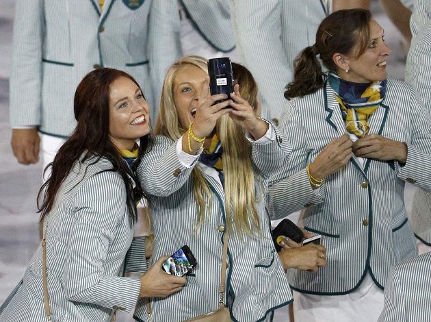 Australanky si pořizují selfíčko při slavnostním zahájení na stadiónu Maracaná.
