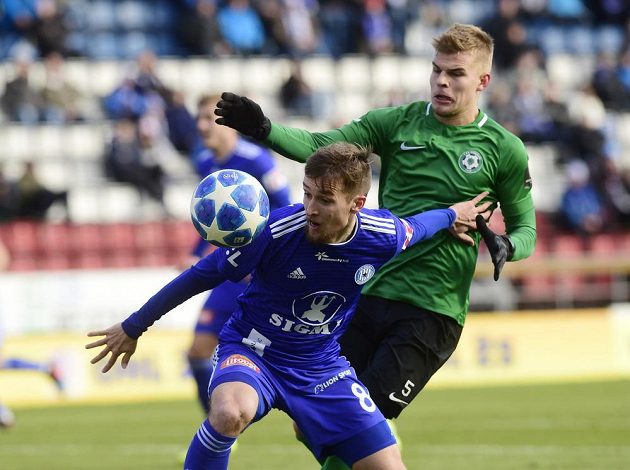 David Houska z Olomouce a Martin Nový z Příbrami v akci během utkání nejvyšší soutěže fotbalistů.