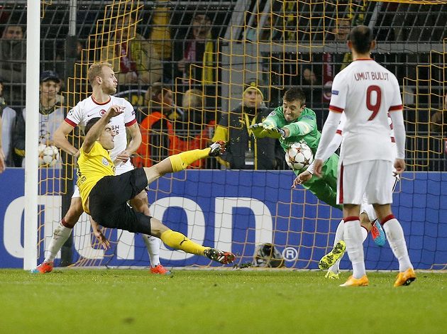 Dortmundský Sokratis (vlevo) dává gól proti tureckému týmu Galatasaray Istanbul.