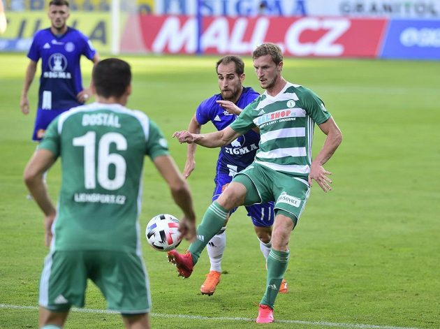 Petr Hronek z Bohemians odehrává míč před olomouckým Pablem. Přihlíží Klokan Martin Dostál.