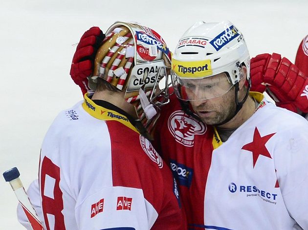 Slávistický útočník Jaroslav Bednář (vpravo) se s brankářem Dominikem Furchem raduje z výhry nad Pardubicemi.