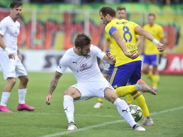 Zleva Vlastimil Daníček ze Slovácka a Petr Jiráček ze Zlína bojují o balón v utkání 4. kola první fotbalové ligy.