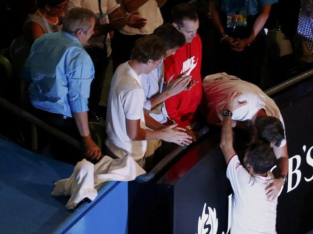 Stanislas Wawrinka (dole) se raduje z vítězství na Australian Open se svým koučem Magnusem Normanem.
