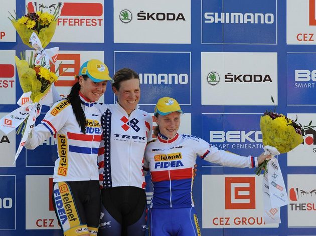 Zleva druhá Britka Nikki Harrisová, vítězka Katherine Comptonová z USA a třetí Pavla Havlíková po závodě Světového poháru cyklokrosařů v Táboře.
