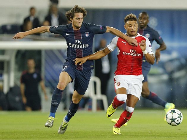 Adrien Rabiot (vlevo) z PSG v souboji s Alexem Oxladem-Chamberlainem z Arsenalu.
