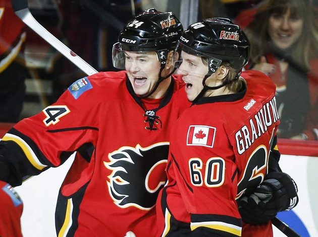 Útočník Calgary Jiří Hudler (vlevo) se raduje se spoluhráčem Markusem Granlundem z gólu proti Los Angeles.