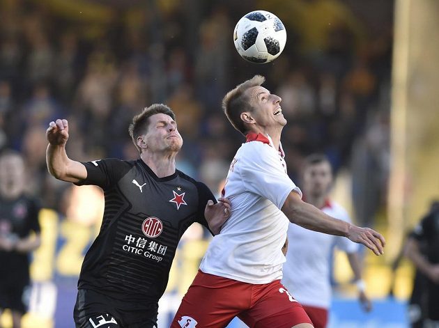 Lukáš Masopust ze Slavie a Josef Hnaníček ze Zlína v akci během utkání první fotbalové ligy.