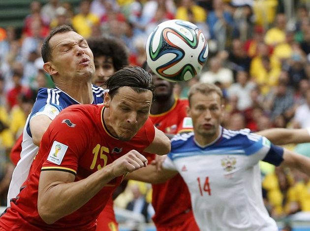 Ruský fotbalista Jevgenij Ignaševič (vlevo) bojuje o míč s belgickým stoperem Danielem van Buytenem.