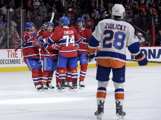Obránce New Yorku Islanders Marek Židlický vpravo sleduje, jak hokejisté Montrealu Brendan Gallagher (11), Tomáš Plekanec (14), Alexej Jemelin (74) a Jeff Petry (26)oslavují gól.