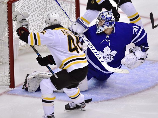 Český útočník Bostonu Bruins David Krejčí (46) sice vstřelil Torontu v utkání play off gól, ale z výhry se těšil tým Maple Leafs.