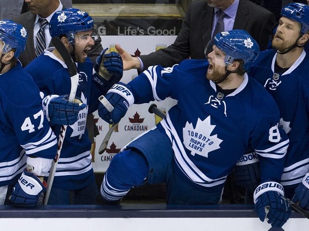 Útočníci Toronta Nazem Kadri (druhý vlevo) a Phil Kessel (druhý zprava) se radují z výhry nad Bostonem v šestém utkání prvního kola play off NHL.