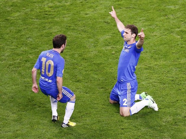 Autor vítězného gólu Chelsea ve finále Evropské ligy Branislav Ivanovič se raduje s Juanem Matou z výhry nad Benficou.