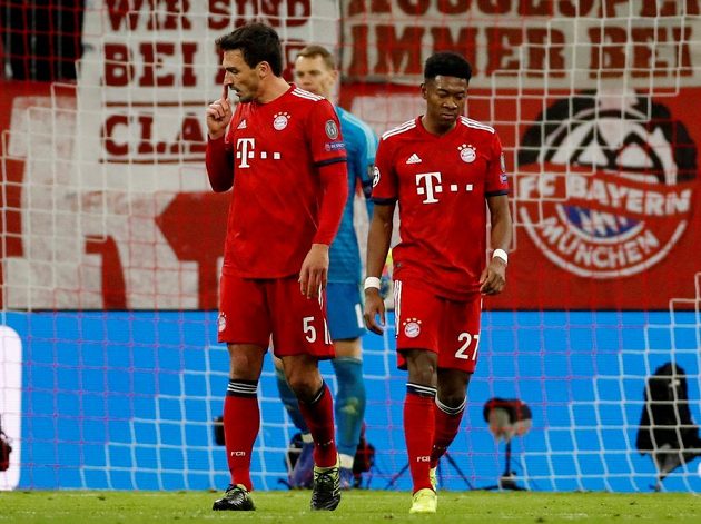 Fotbalisté Bayernu Mats Hummels David Alaba a Manuel Neuer poté, co inkasovali branku od Liverpoolu v Lize mistrů.