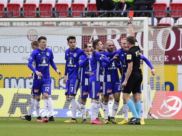 Hlavní sudí Petr Hocek uděluje červenou kartu pro Pabla Gonzáleze z Olomouce (uprostřed).